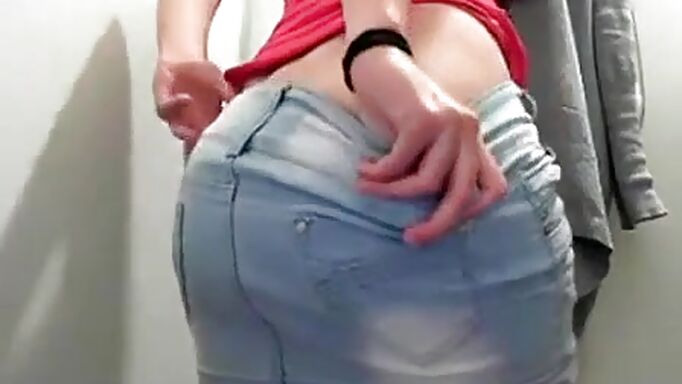 Webcam Girl Masturbates For Her Viewers, Hidden In The Bathroom