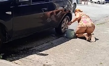 Uma Mulher Atraente Lava O Carro Se Exibindo Na Rua Em