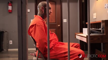 2 Female Prisoners Blow A Thug In A Holding Cell