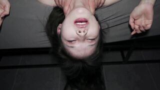 Anteprima Del Video: Adorabile Teen Giapponese Scopre Il Suo Primo Grosso Cazzo Italiano 7