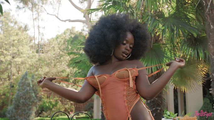 Elsie Is Showing Her Sexy Chocolate Body!