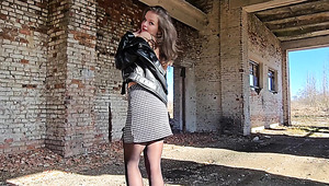 Girl Records A Thirst Trap For Her Socials… But It Goes Off The Rails